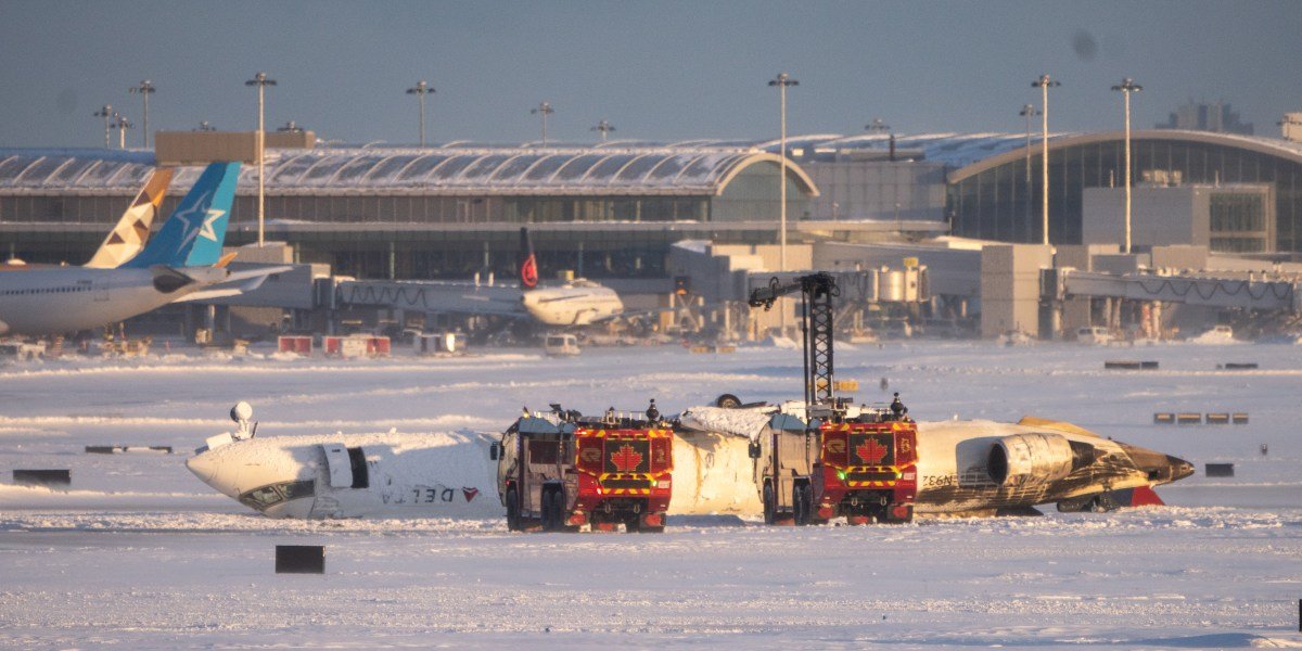 A Delta Airlines Plaips vira o pouso em Toronto ferindo 19