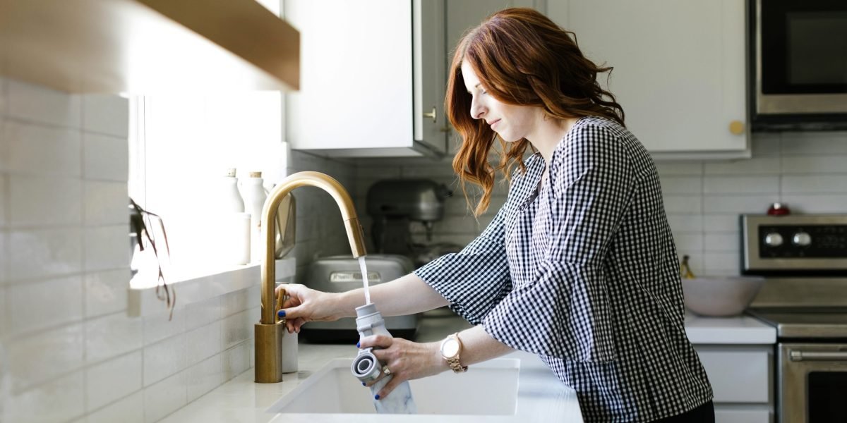 A água potável americana está contaminada com produtos químicos perigosos, encontra um novo relatório