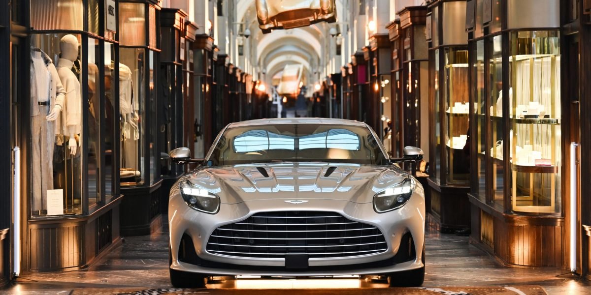 A montadora de luxo britânica Aston Martin corta 170 empregos, à medida que a demanda chinesa e as perdas e as perdas