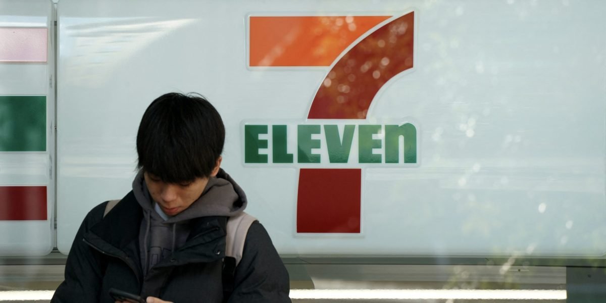 As ações do proprietário japonês 7-Eleven caem em até 12%, pois a família fundadora não encontra dinheiro suficiente para uma compra