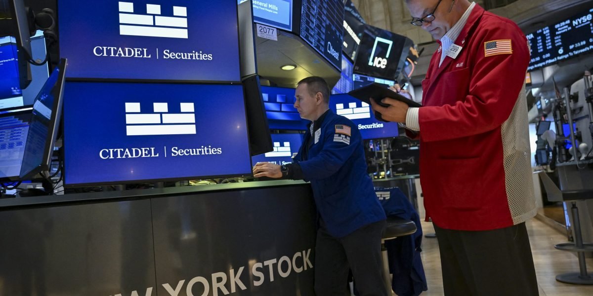 As ações estão em Crazy Heights: 4 especialistas sobre se agora é o momento certo para reequilibrar