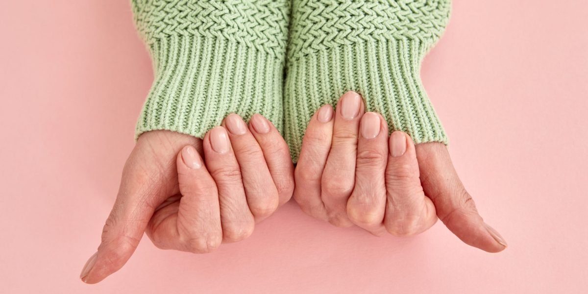 As pistas inesperadas envelhecidas escondidas em suas unhas, de acordo com 3 dermatologistas