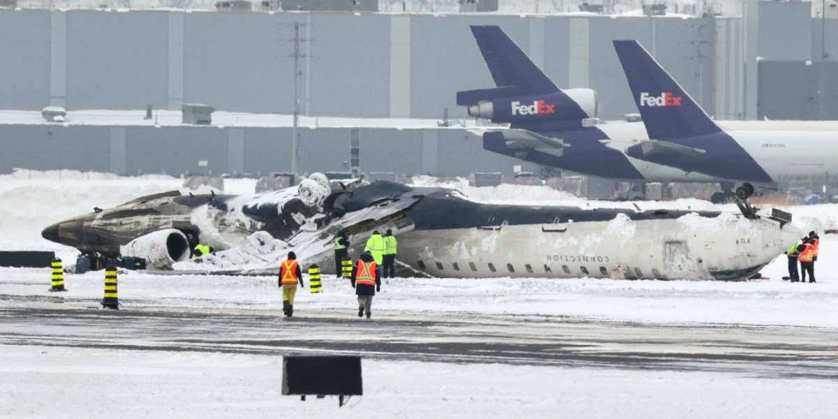 Como você sobrevive a um acidente de avião? Ajuda a ter uma tripulação qualificada, assentos fortes e asas destacáveis