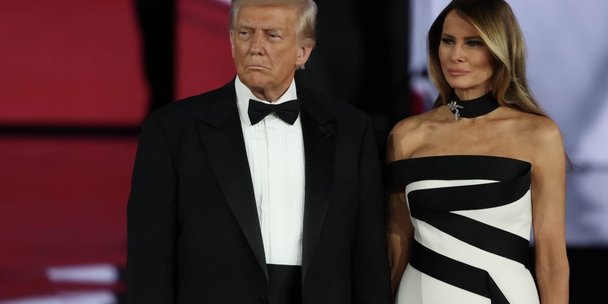 De assentamentos legais a empreendimentos de negócios, as mega corporações estão fazendo acordos com o presidente Donald Trump e a família Trump