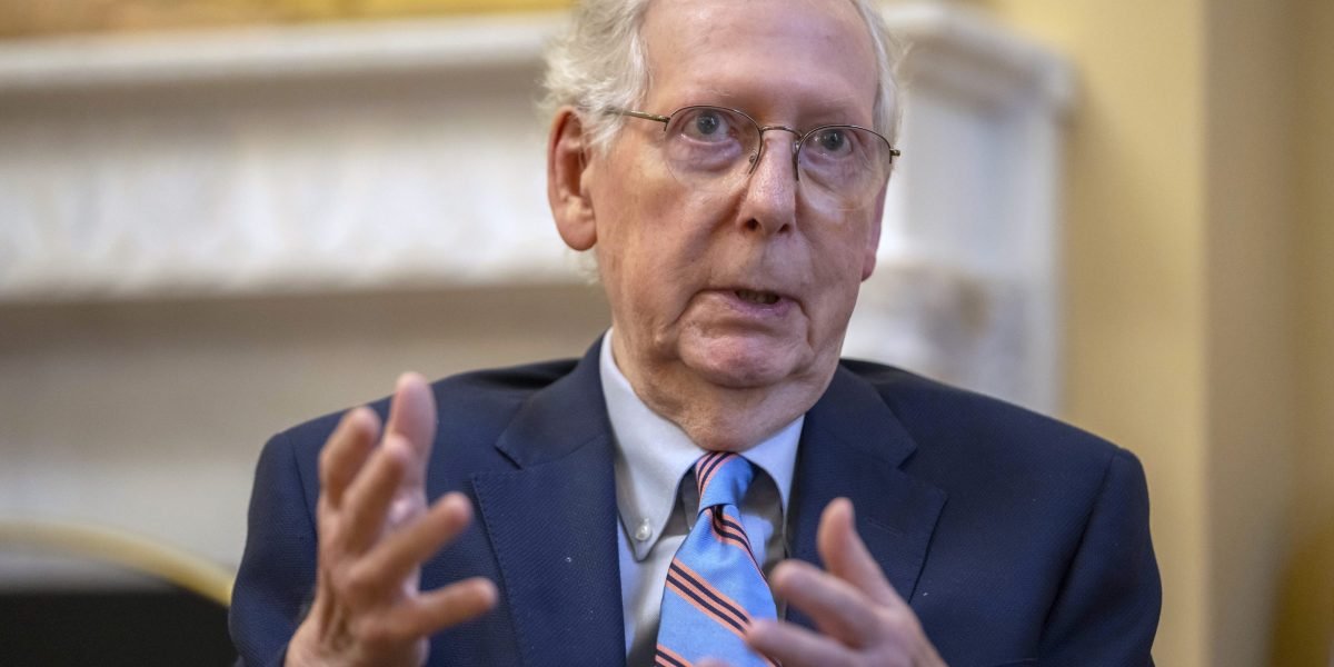 Depois de sair com Trump, Mitch McConnell diz que não buscará a reeleição, encerrando seu longo mandato como corretor de poder do Partido Republicano