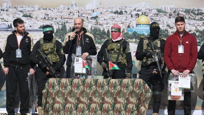 Hamas libera três reféns de Gaza, enquanto o cessar-fogo atinge a marca de quatro semanas