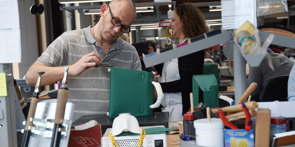 Hermès dá aos funcionários um bônus de quase US $ 5.000 em meio a um impulso de luxo-mas ainda não é suficiente para comprar uma das famosas bolsas da marca