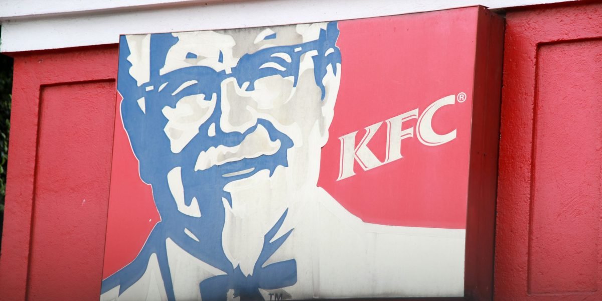 Kentucky Fried Chicken agora tecnicamente Texas Fried Chicken depois de se mudar para o sul para um estado com impostos mais baixos
