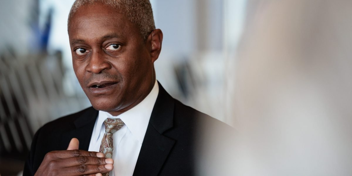O Bostic do Fed vê dois cortes em 2025 em meio à perspectiva incerta