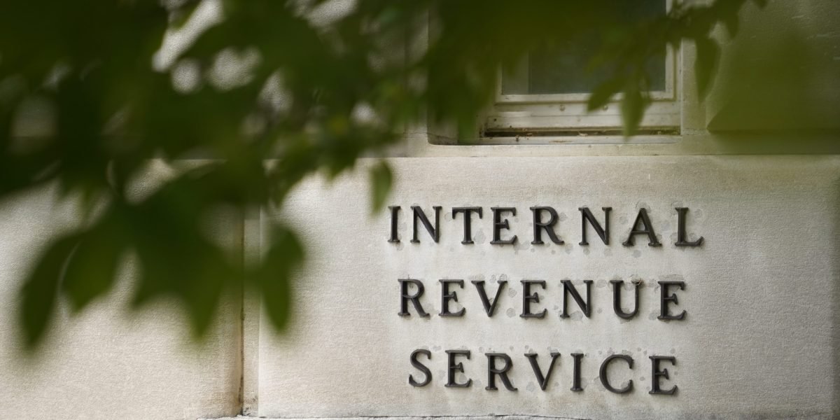 O IRS demitirá milhares de trabalhadores de estágio na próxima semana - no meio da temporada de impostos