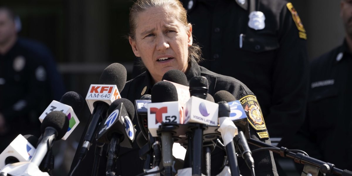 O chefe dos bombeiros de Los Angeles, como prefeito, afirma que 1.000 bombeiros foram enviados para casa no dia em que os incêndios começaram a devastar a cidade