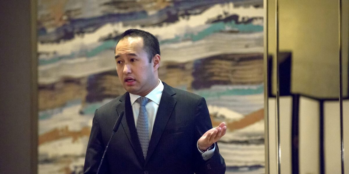 O filho do bilionário de Cingapura nega o golpe do conselho, culpa o assessor