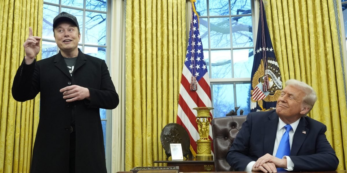 O governo Trump acabou de usar um movimento para demitir milhares de trabalhadores federais que se tornaram familiares demais na América corporativa