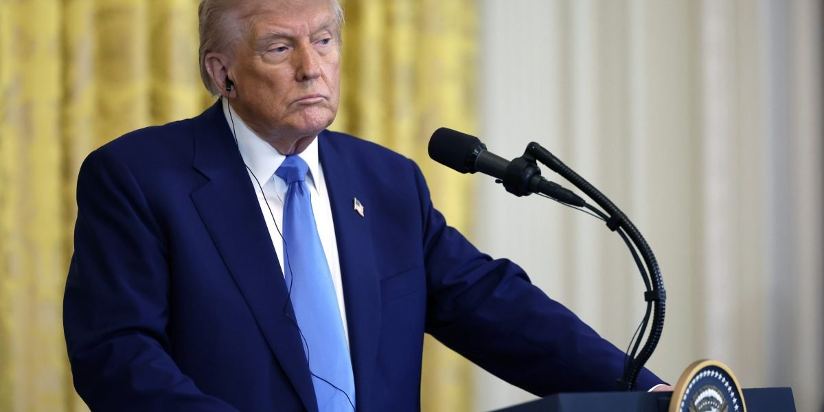 O presidente Trump diz que os EUA podem pagar uma dívida de US $ 36 trilhões com a venda de imigrantes ricos de US $ 5 milhões em vistos de 'cartão de ouro' e eventual cidadania