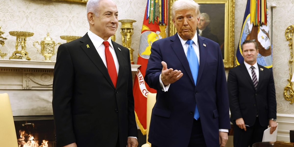 O presidente Trump revela a visão para Gaza em vídeo de IA com iates de luxo, dançarinos de ventas e uma estátua de ouro imponente de si mesmo