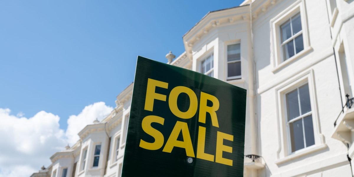 Os compradores de casas estão obtendo o maior desconto em 2 anos, à medida que os vendedores aceitam ofertas abaixo do preço pedido - aqui é onde estão as maiores remarcações