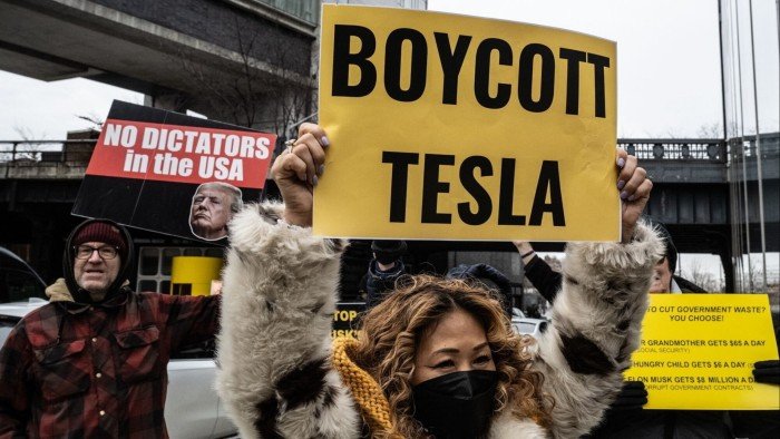 Os manifestantes têm como alvo showrooms de Tesla sobre o corte de custos de Elon Musk
