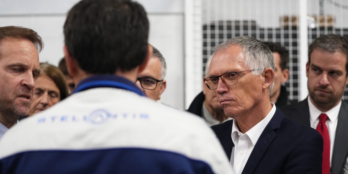 Stellantis Records 70% caem em lucros em meio a mergulho nas vendas norte -americanas e procurar um novo CEO