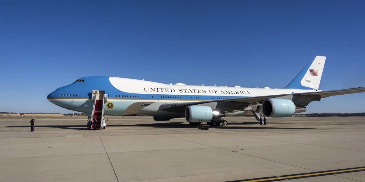 Trump passeio pela Boeing Plane para destacar o atraso do fabricante de aeronaves na entrega de uma nova força aérea