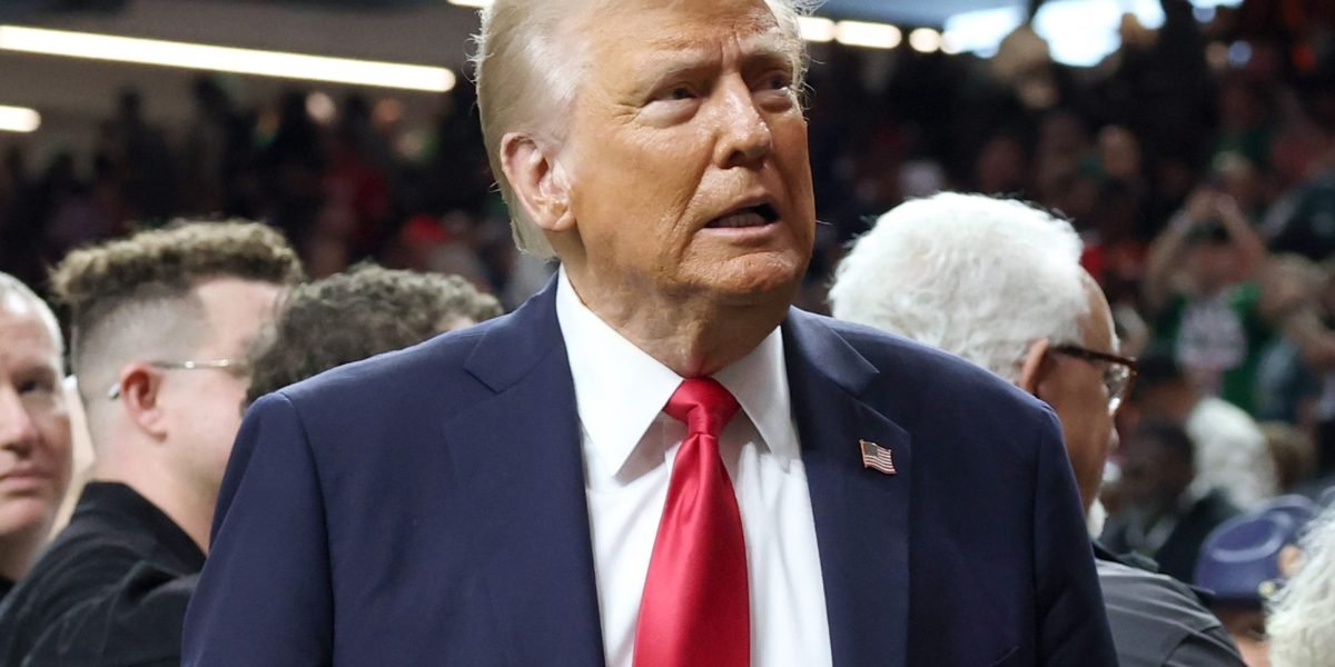 Trump quer taxas de juros mais baixas para ir 'de mãos dadas' com tarifas, mas os rendimentos estão subindo depois que os dados da inflação foram