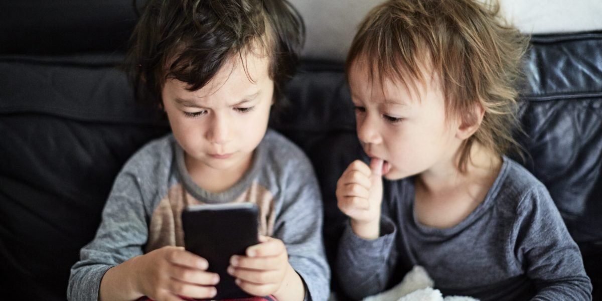 68% dos pais com filhos menores de 6 anos dizem que seus filhos precisam de uma 'desintoxicação' da tecnologia. Aqui está por isso que isso é assustador, digamos especialistas