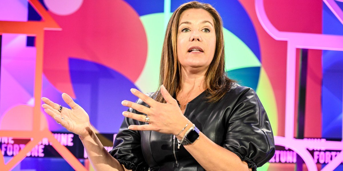 A CEO da Best Buy, Corie Barry, oferece sua perspectiva sobre a guerra comercial 'volátil' de Trump: 'Tarifas nesse nível resultarão em aumentos de preços'