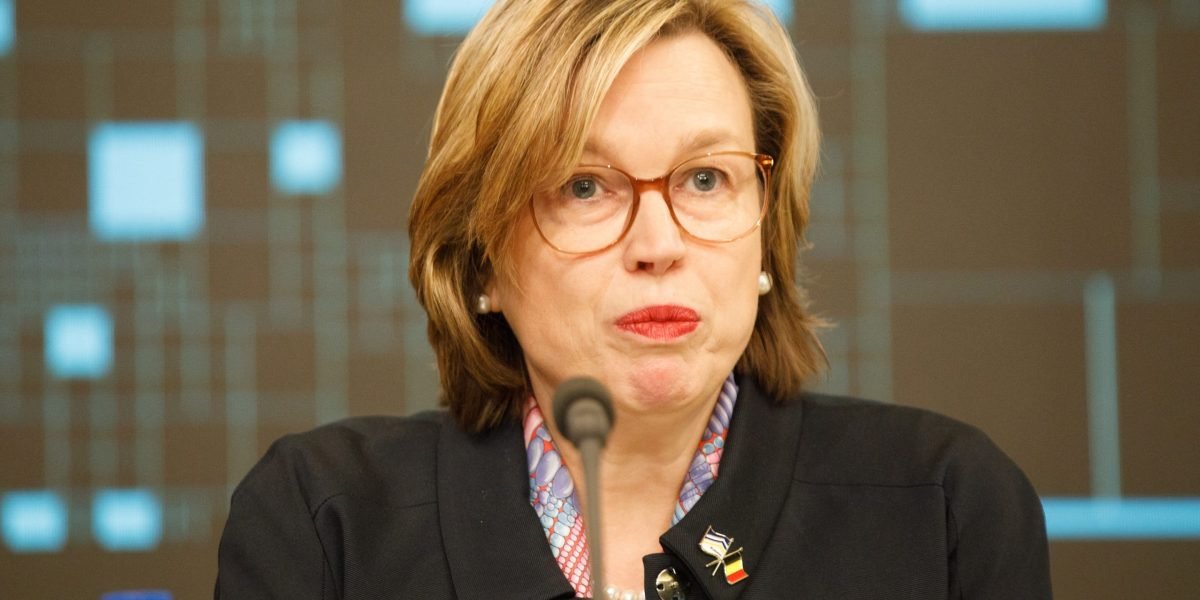 A Europol avisa a IA tornando o crime organizado 'mais preciso e devastador' porque é capaz de criar 'mídia sintética altamente realista' que propaga a violência e normaliza a corrupção