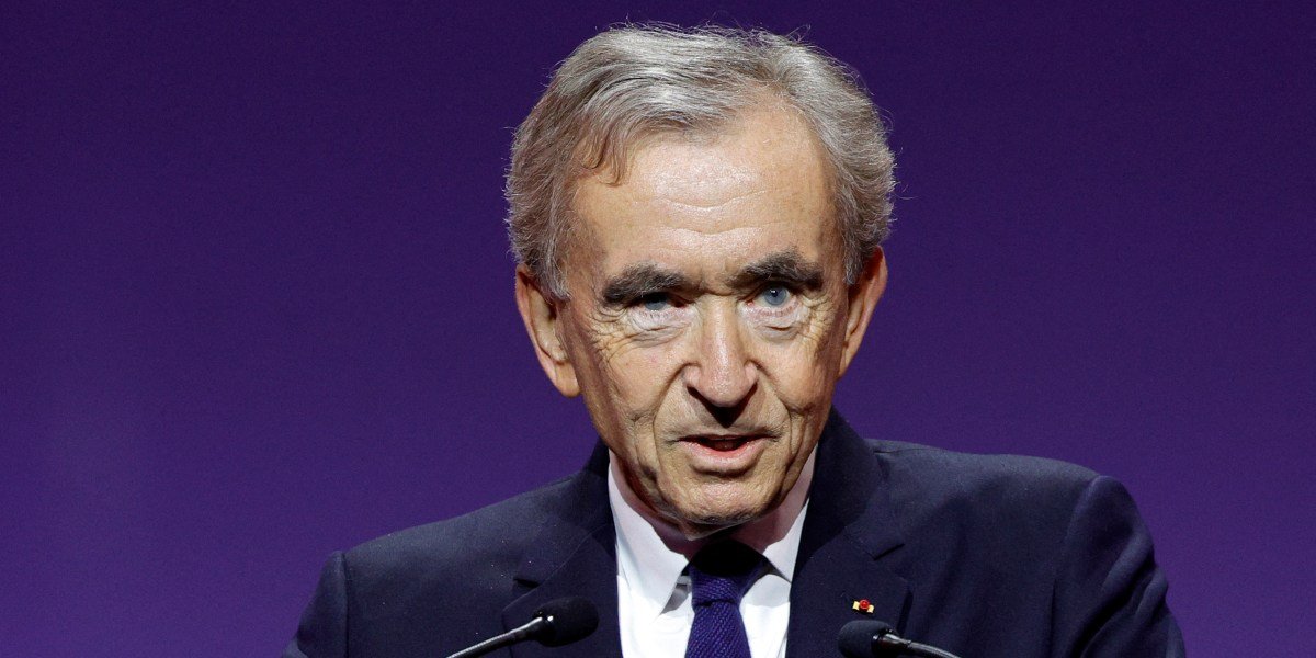 A LVMH está procurando aumentar seu limite de idade de aposentadoria do CEO para 85 anos, abrindo um caminho para Bernard Arnault liderar a empresa por mais uma década