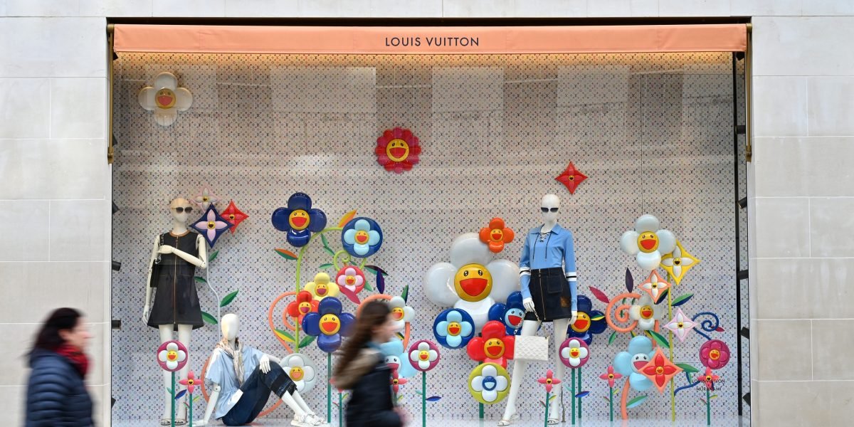 A Louis Vuitton planeja ingerir a Prestige Cosmetics para reconquistar compradores aspiracionais, pegando uma página de seus rivais de luxo