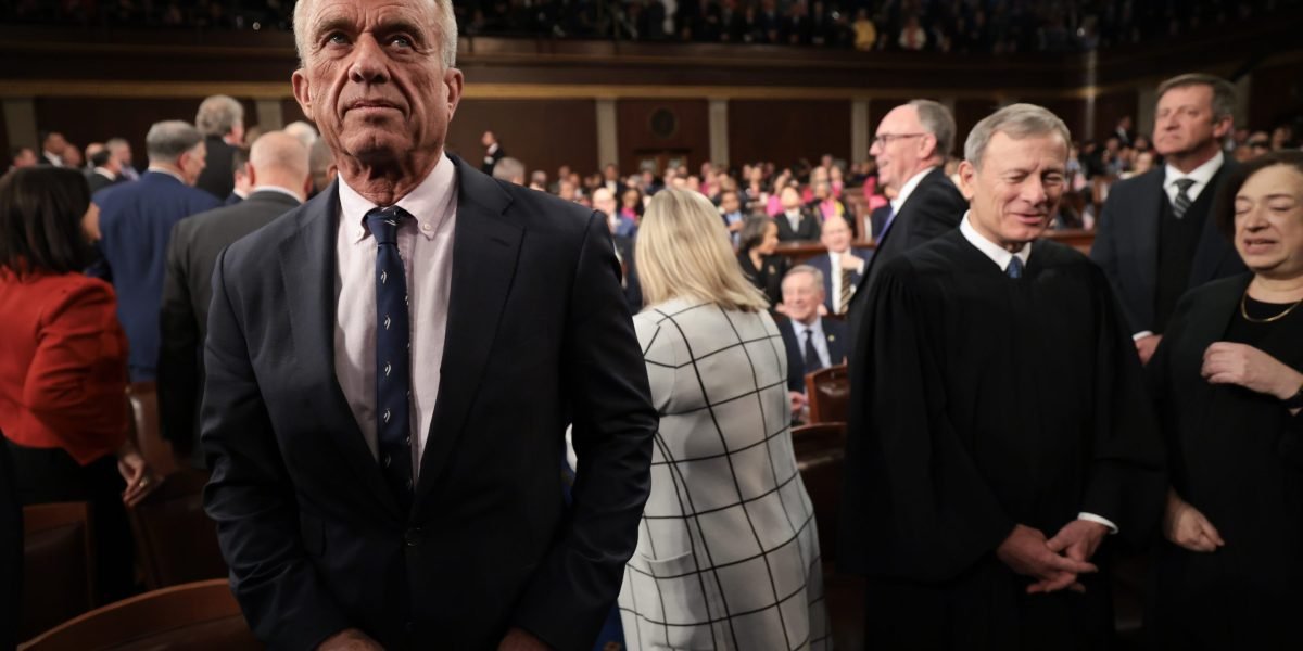 A RFK Jr. elogiou a vitamina A e o óleo de fígado de bacalhau, pois outra morte é relatada no crescimento do surto de sarampo. Especialistas em saúde alertam que a mudança é "enganar o público"