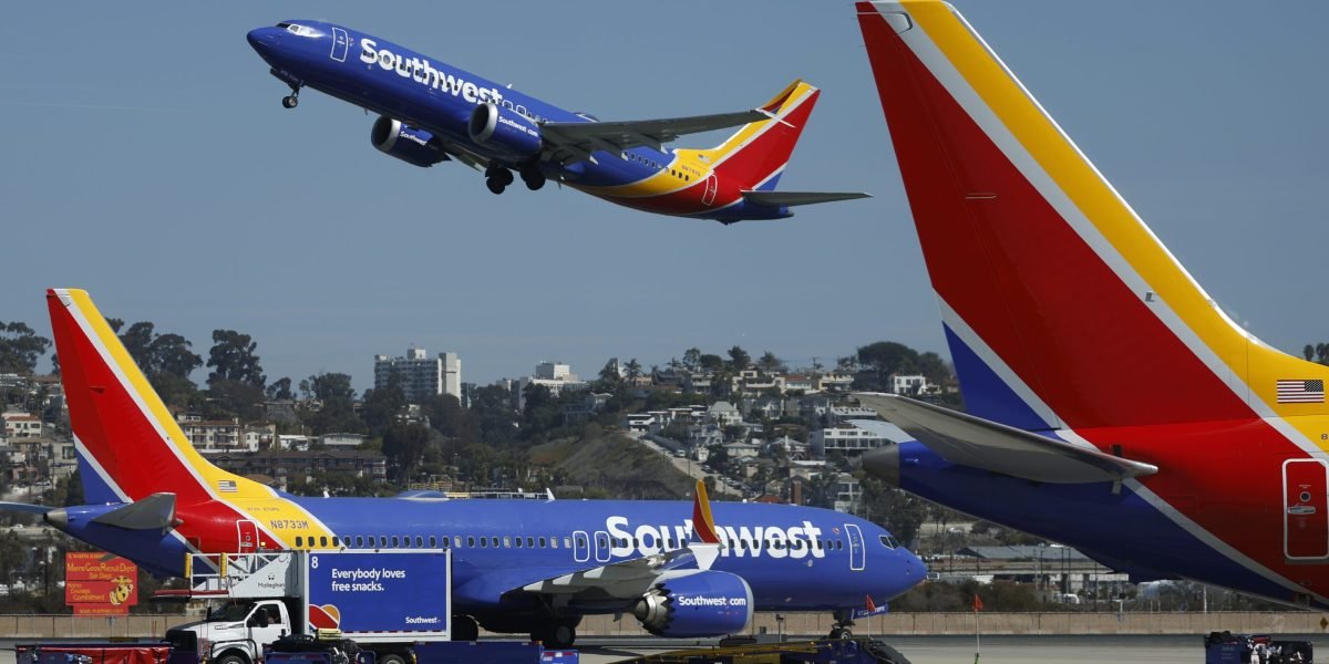 A Southwest Airlines cunhou a frase 'as sacolas voam livre'. Agora está perdendo a vantagem de 50 anos para todos, exceto clientes de lealdade de alto status
