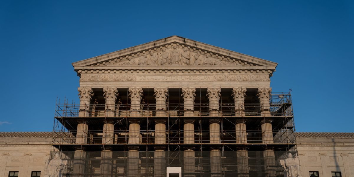 A Suprema Corte pesa o destino de US $ 8 bilhões de subsídios de telecomunicações que financiam serviços de telefone e Internet em escolas, bibliotecas e áreas rurais