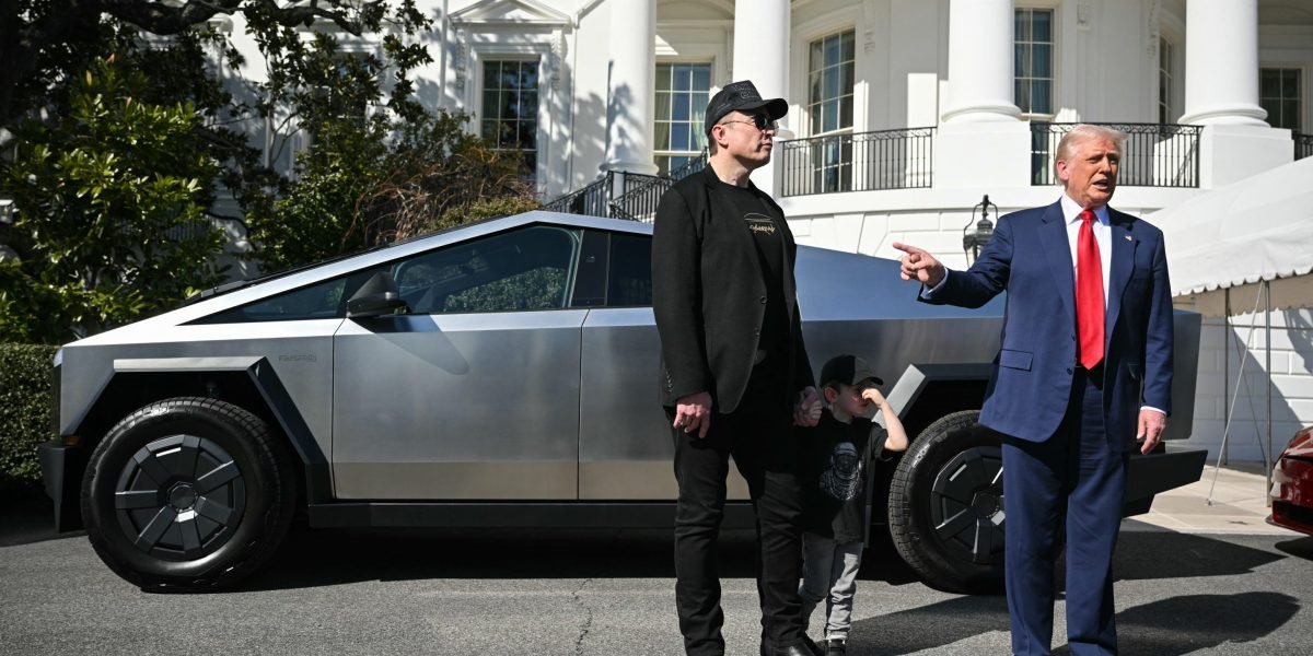 A Tesla de Elon Musk lembra cada Cybertruck já entregue para consertar painéis de aço inoxidável que estão se soltando e caindo