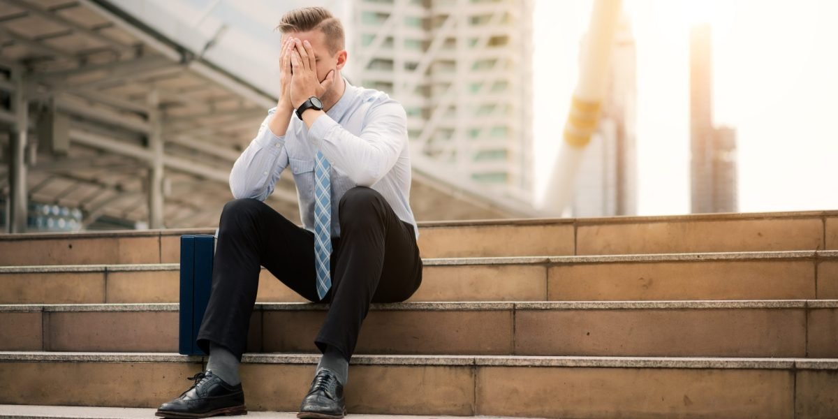 A confiança do trabalhador americano atingiu um recorde baixo e é ainda pior do que durante os dias mais sombrios da pandemia