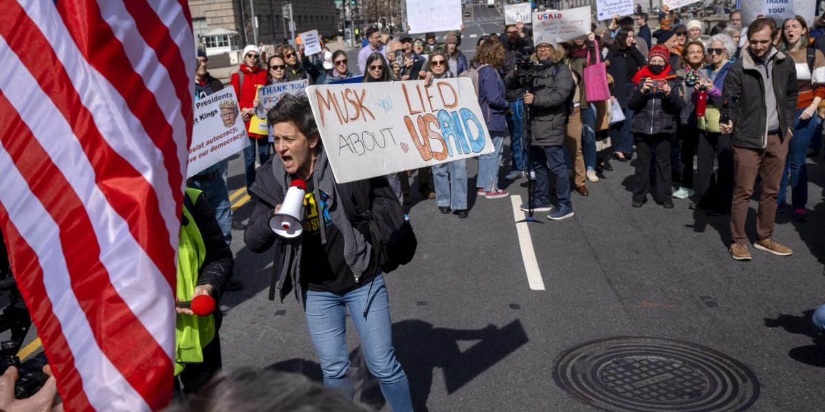 A desmontagem da USAID de Doge provavelmente viola a Constituição, o juiz governa enquanto ele bloqueia o grupo de Musk de fazer mais cortes na agência