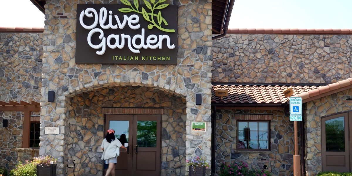 A empresa -mãe de Olive Garden encolhe as preocupações de despejar a confiança do consumidor, porque os frequentadores de restaurantes continuam 'a se tratar e alarde'