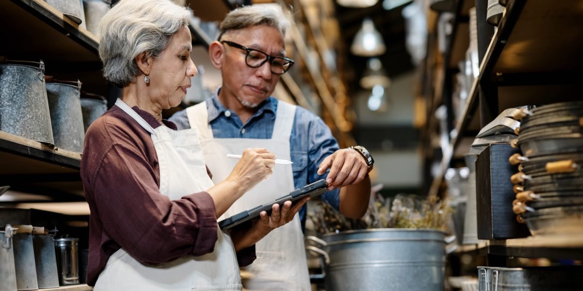 A espinha dorsal da economia dos EUA mostra avisos de estagflação à medida que a incerteza aumenta em tarifas e demissões - 'nuvens de tempestade estão se formando'