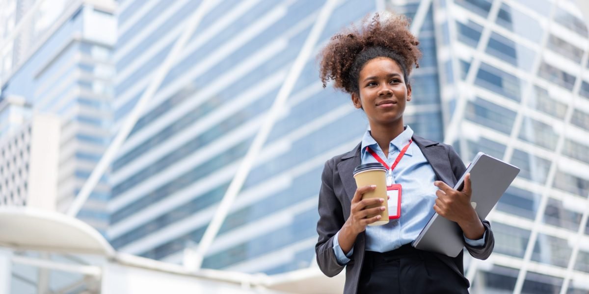 A geração Z tem pavor de demissões e a economia em espiral - então eles estão copiando Steve Jobs e aparecendo no escritório de uniforme