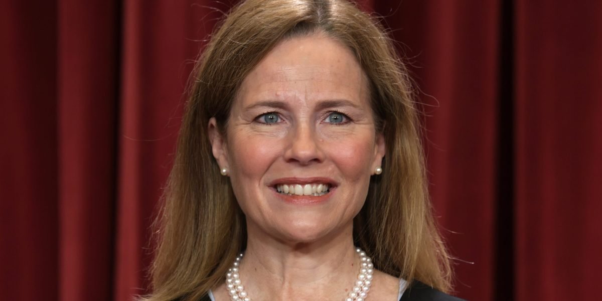 A juíza da Suprema Corte Amy Coney Barrett recebeu US $ 2 milhões por seu novo livro chegando este ano, incluindo um avanço de US $ 425.000