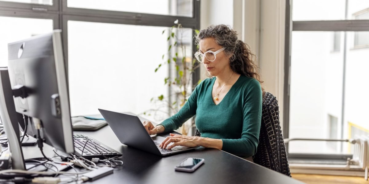 A 'penalidade da menopausa': muitas mulheres na meia -idade veem uma queda nos salários, um novo estudo encontra