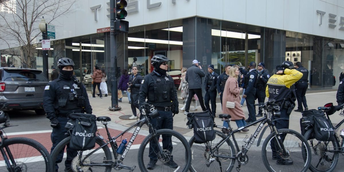 A polícia está barricada para carros e concessionárias da Tesla enquanto as pessoas se enfurecem contra as máquinas de Elon Musk