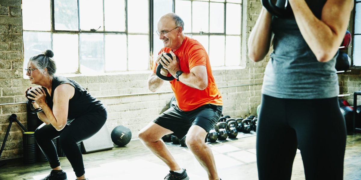 A rotina de exercícios que deixa este instrutor de fitness de 82 anos sentindo que ele tem 50 anos
