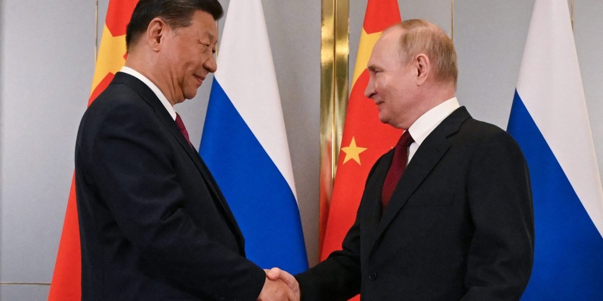 Adversários estrangeiros estão buscando trabalhadores federais com raiva das demissões de Trump como possíveis fontes de inteligência, diz o relatório