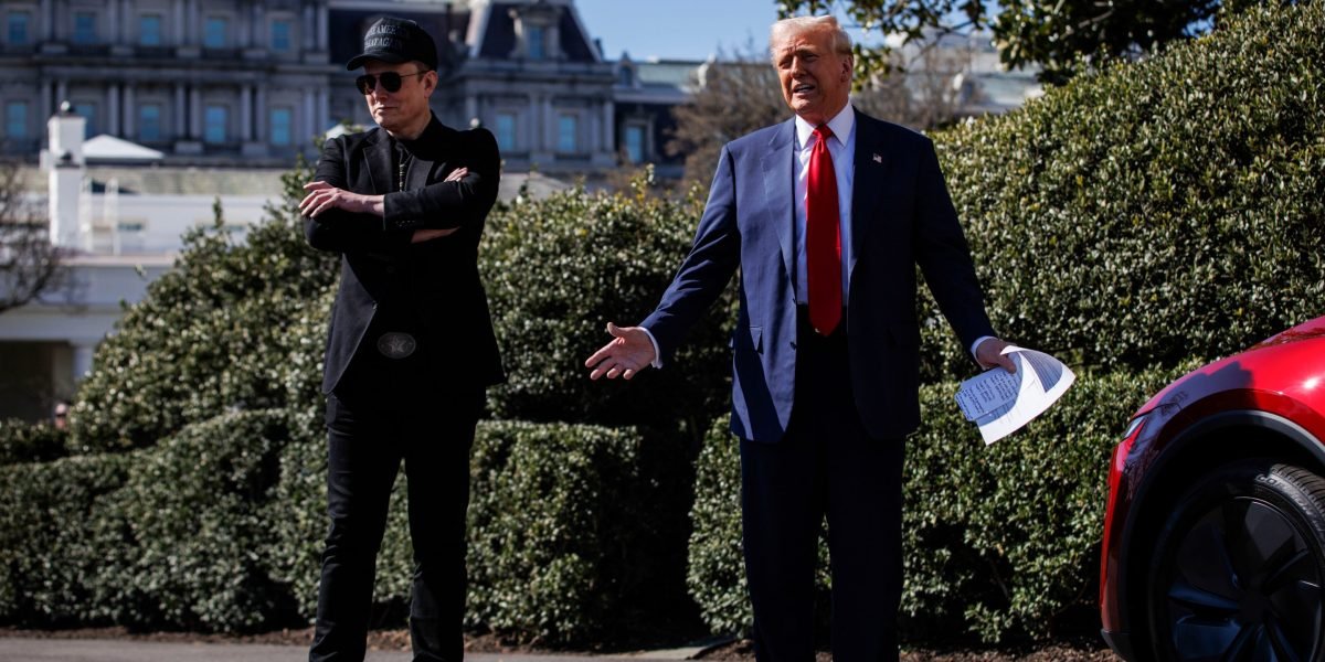 Analista da Tesla diz que o CEO Elon Musk está 'de volta no comando' após a reunião surpresa de todas as mãos, e os investidores estão recompensando as ações da empresa