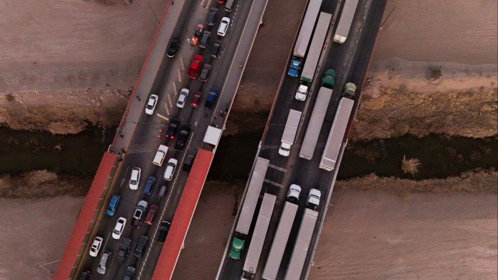 As ações caem quando Donald Trump impõe tarifas nos principais parceiros comerciais dos EUA