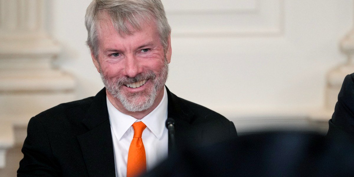 As ações da estratégia caíram 50% desde o máximo de novembro, à medida que os ventos econômicos pesam no Bitcoin