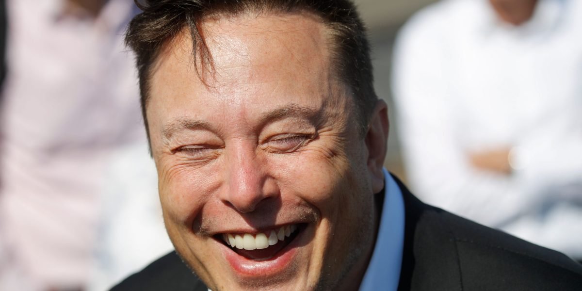 As ações de quase todas as montadoras caíram desde que Trump anunciou tarifas em carros importados. A única exceção? Tesla