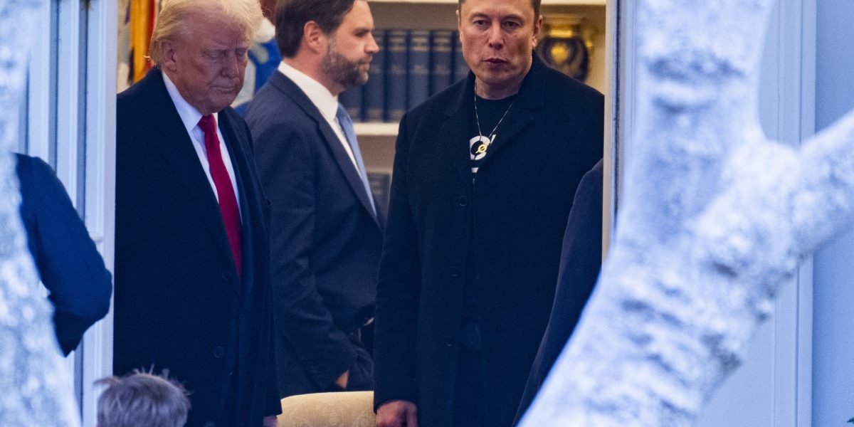 As empresas de Elon Musk têm bilhões em contratos federais, mas também laços profundos com a China. Trump disse que o torna "suscetível" como um empresário