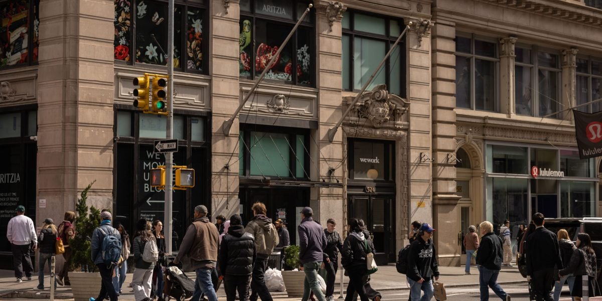 As empresas estão cortando suas previsões de ganhos, à medida que a confiança do consumidor sobre o futuro atinge 12 anos