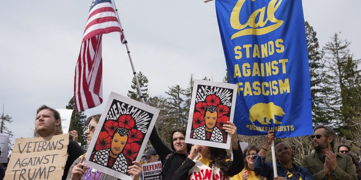 As faculdades estão fugindo do projeto de doutorado, que ajuda os estudantes negros e latinos a obter graus de negócios, como é atacado por ativistas de Trump Anti-Dei